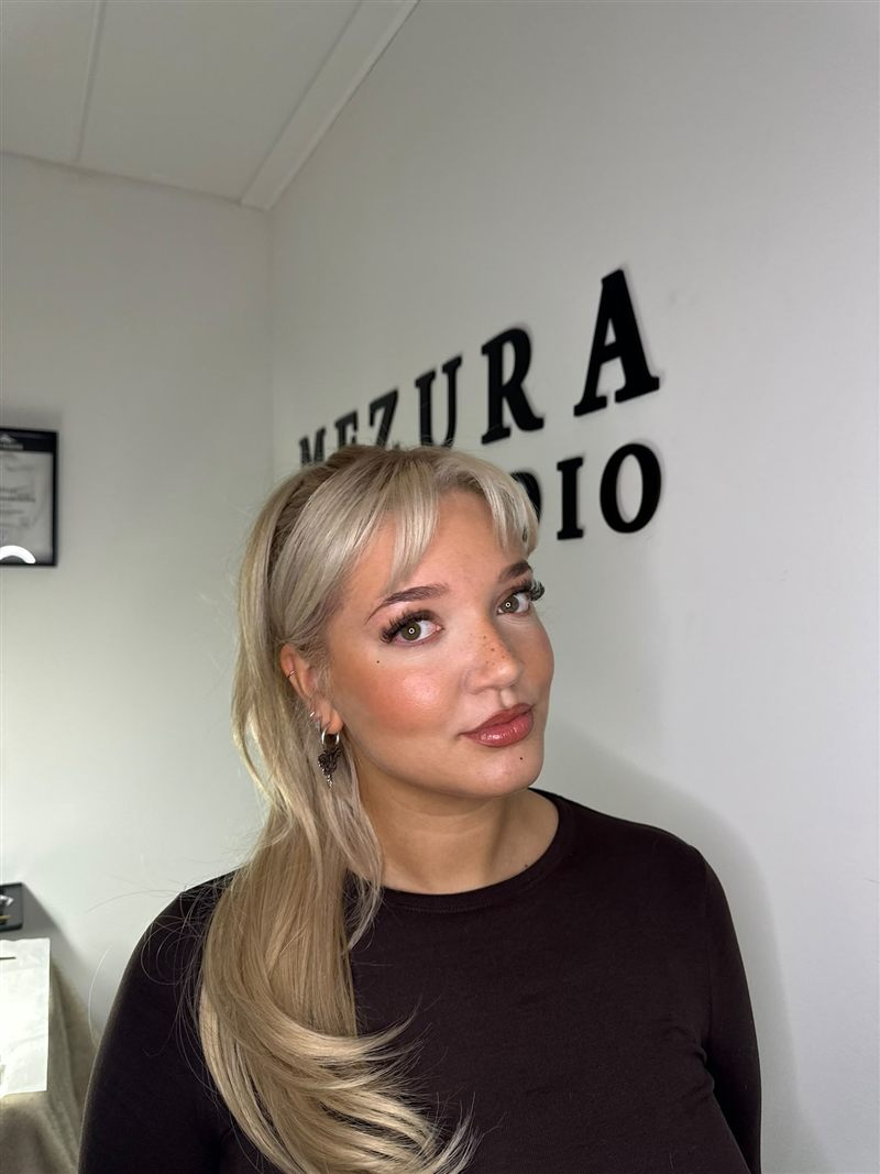Klant met volume wimperextensions in de studio